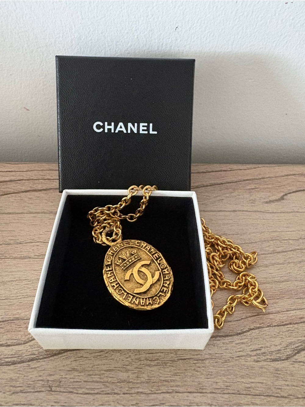 🚨🚨Chanel vintage Gold CC Medallion Pendant Necklace